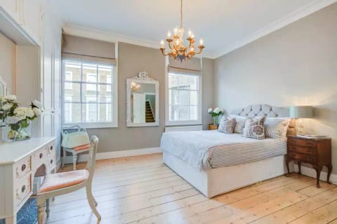 VERY LARGE (20 SQM) Light filled bedroom with PRIVATE ensuite (own) bathroom Fitted wardrobes, dressing table, mirrors. Very QUIET street. 5 mins walk to pubs, cafes, tubes, buses, shops and restaurants. This room has it all! FREE & FAST WIFI!