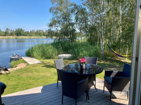 Holzhaus mit Terrasse, direkt an einer Bucht