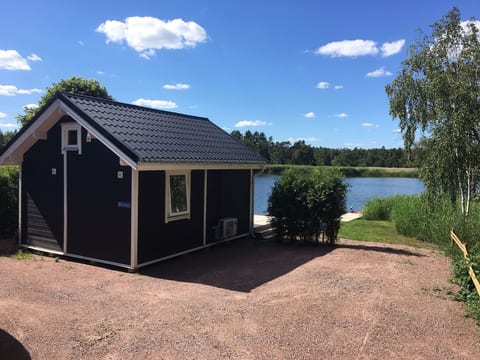 Holzhaus mit Terrasse, direkt an einer Bucht