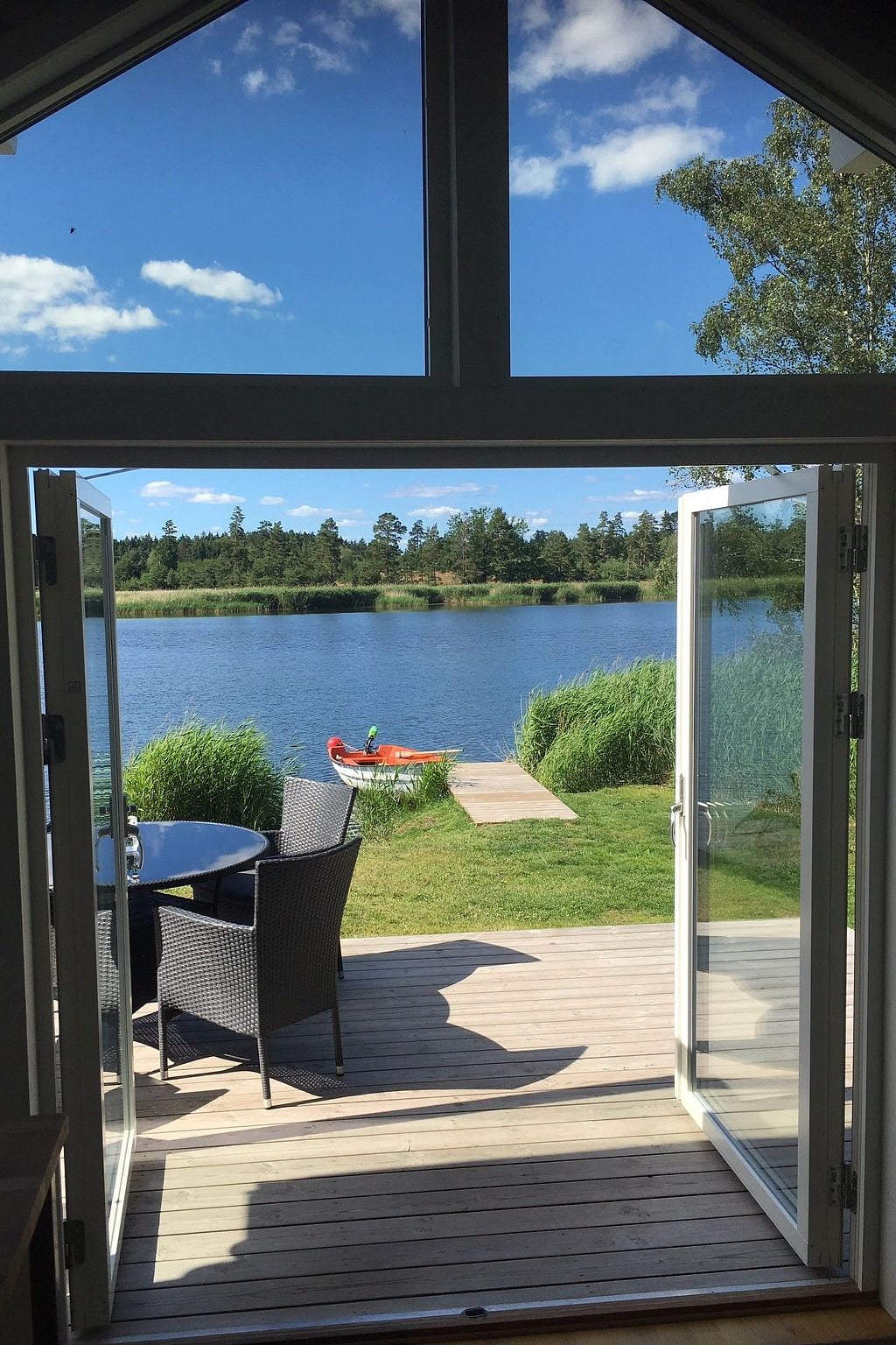 Holzhaus mit Terrasse, direkt an einer Bucht