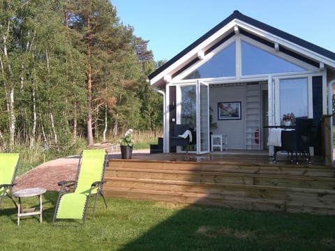 Holzhaus mit Terrasse, direkt an einer Bucht