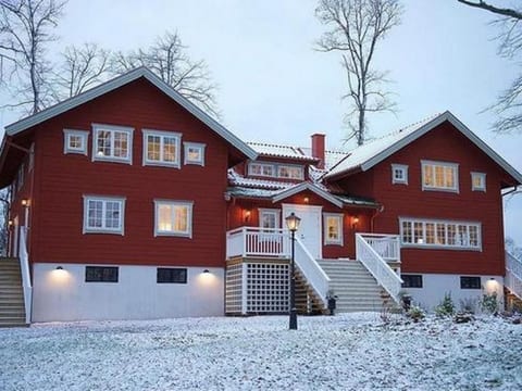 Grosses Sommerhaus direkt am See