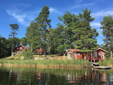 Grosses Sommerhaus direkt am See