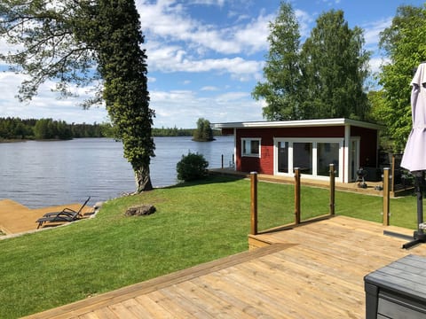 mit Garten und Holzterrasse am See