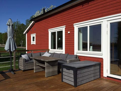 mit Garten und Holzterrasse am See