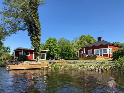 mit Garten und Holzterrasse am See