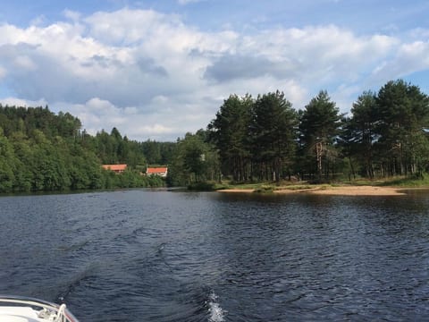 mit Blick auf das Wasser