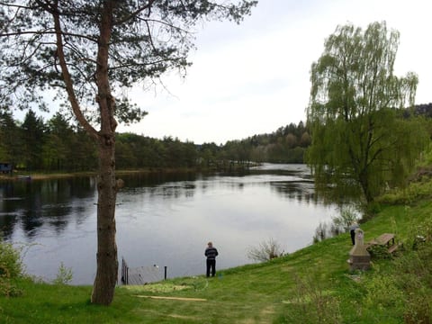 mit Blick auf das Wasser