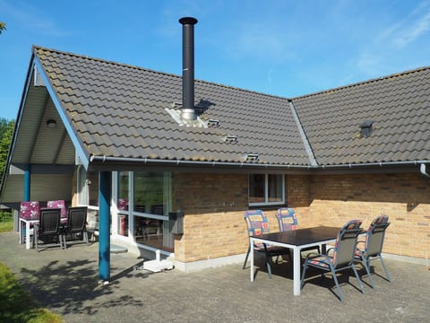 Modernes, geräumiges Haus mit großer Terrasse