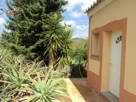 mit Balkon, Terrasse und Außenpool