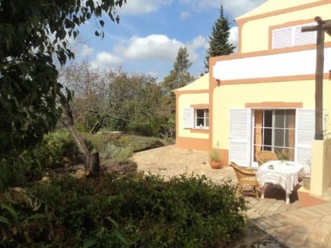 mit Balkon, Terrasse und Außenpool