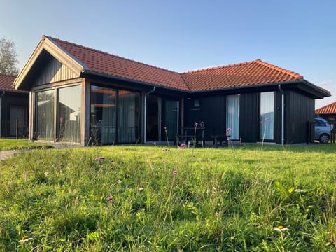 Chalet Ufergrundstück mit eigenem Angelplatz