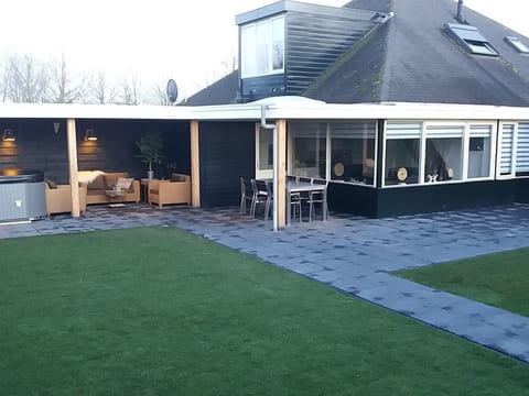 mit Garten, Grill und Terrasse