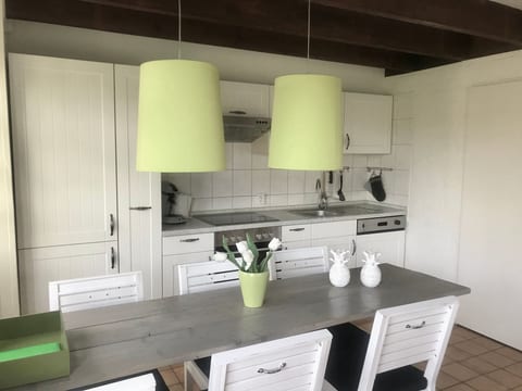 Gemütliches Vier-Personen-Bungalow mit Überdachung