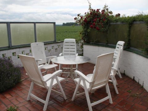Altes Deichbauernhaus mit Garten