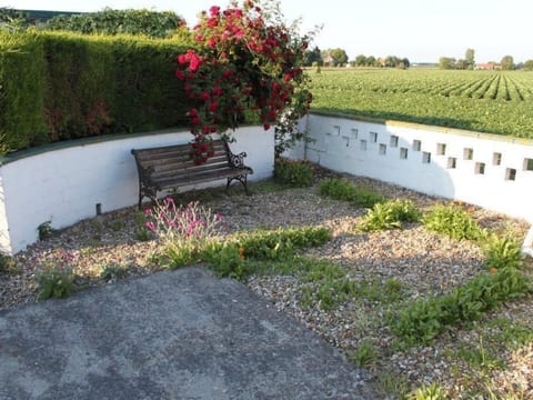 Altes Deichbauernhaus mit Garten