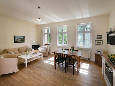 Wohnung im Erdgeschoss des Gutshauses