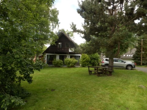 mit Grill, Terrasse und Garten