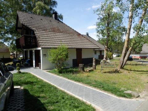 mit Grill, Terrasse und Garten