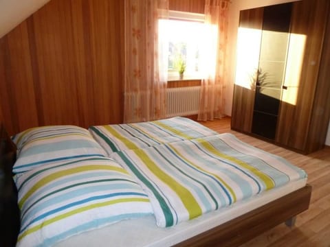 Ruhige Ferienwohnung mit Balkon und Parkplatz