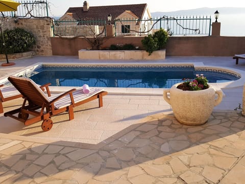 "Podgora" mit Blick auf das Wasser