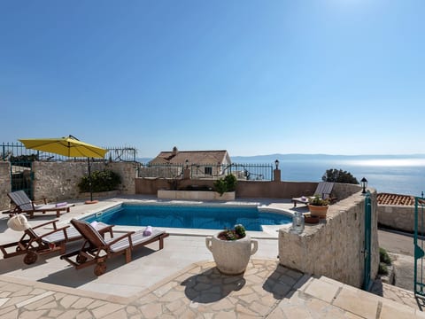 "Podgora" mit Blick auf das Wasser