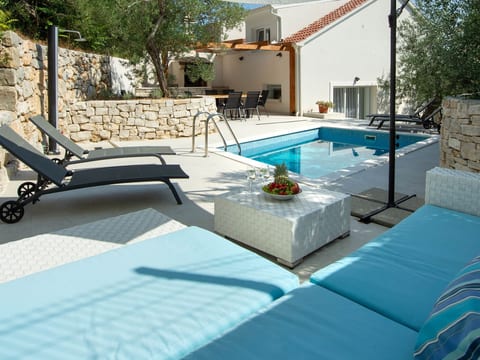 3 Schlafzimmer Villa mit beheiztem Pool und Meer