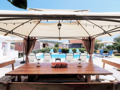 in Okrug Gornji mit Schönem Pool und Meerblick