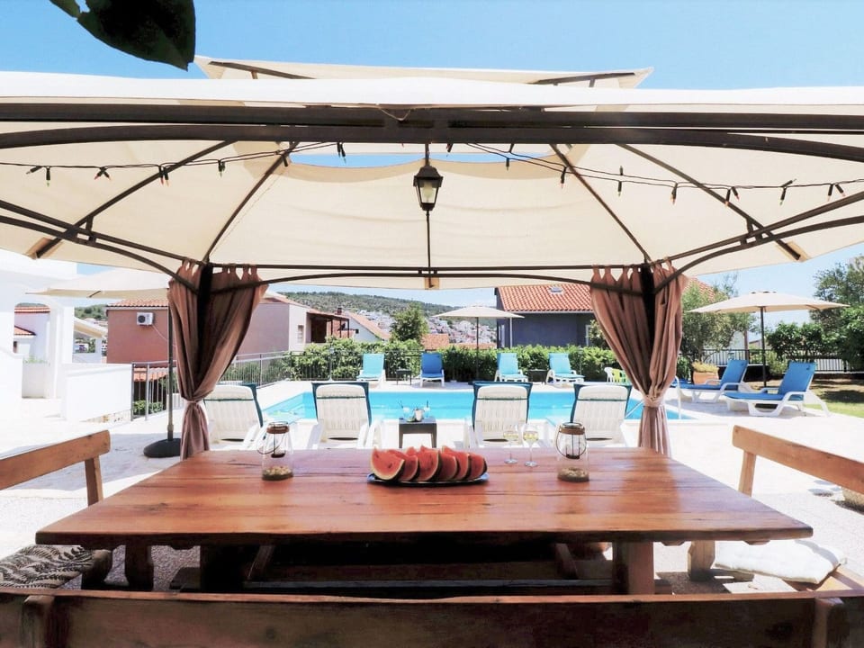 in Okrug Gornji mit Schönem Pool und Meerblick - Okrug Donji