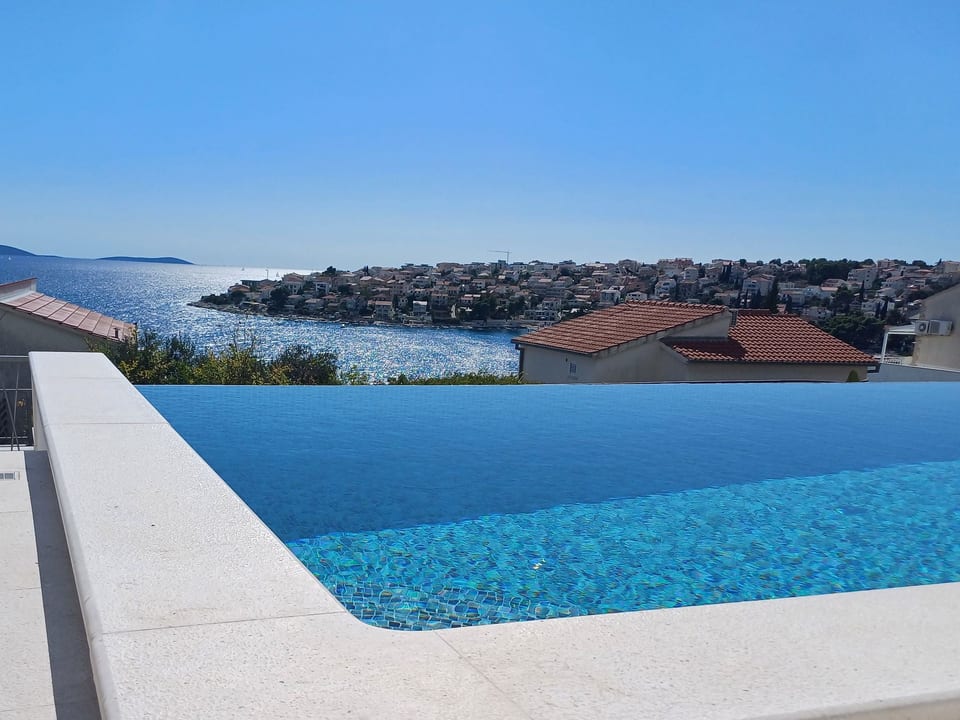 Beheizter Infinity-Pool, Wohnung mit Meerblick3 - Okrug Donji