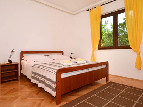 in Slatine mit Garten und Terrasse