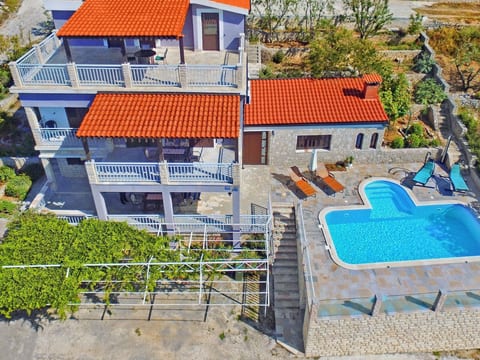 Seaside Villa Lara mit beheiztem Swimmingpool