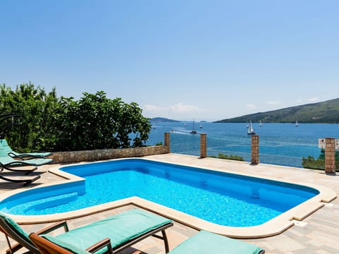 Seaside Villa Lara mit beheiztem Swimmingpool