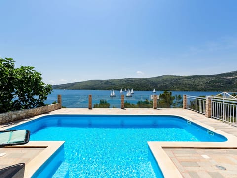 Seaside Villa Lara mit beheiztem Swimmingpool