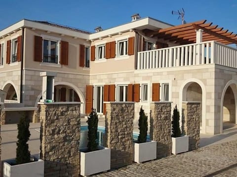 Villa Elena mit Pool, nur 60 Meter zum Meer