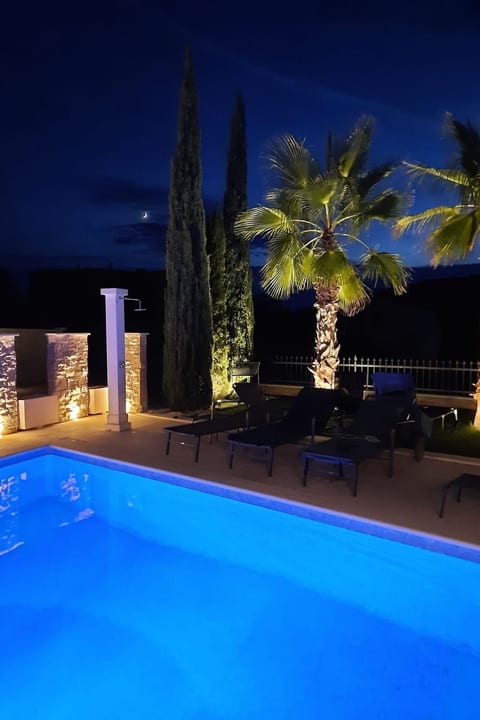Villa Elena mit Pool, nur 60 Meter zum Meer