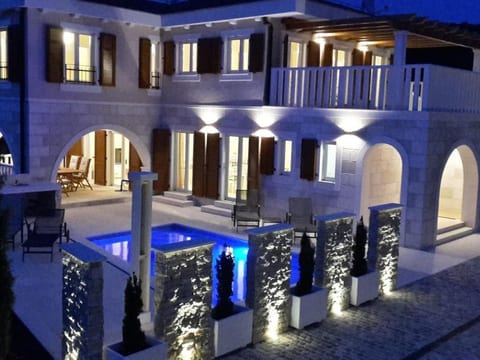 Villa Elena mit Pool, nur 60 Meter zum Meer