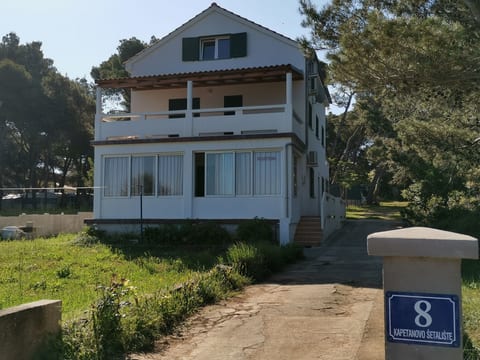 Appartement Porat in Ugljan mit Garten und Terrasse