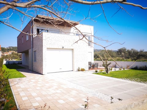 Große Wohnung in Bibinje mit Möblierter Terrasse