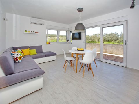 Große Wohnung in Bibinje mit Möblierter Terrasse