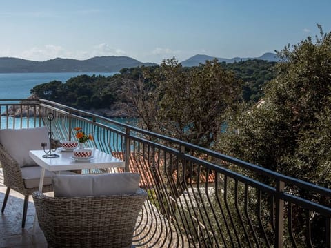 Mélanie C im ersten Stock einer Villa am Strand