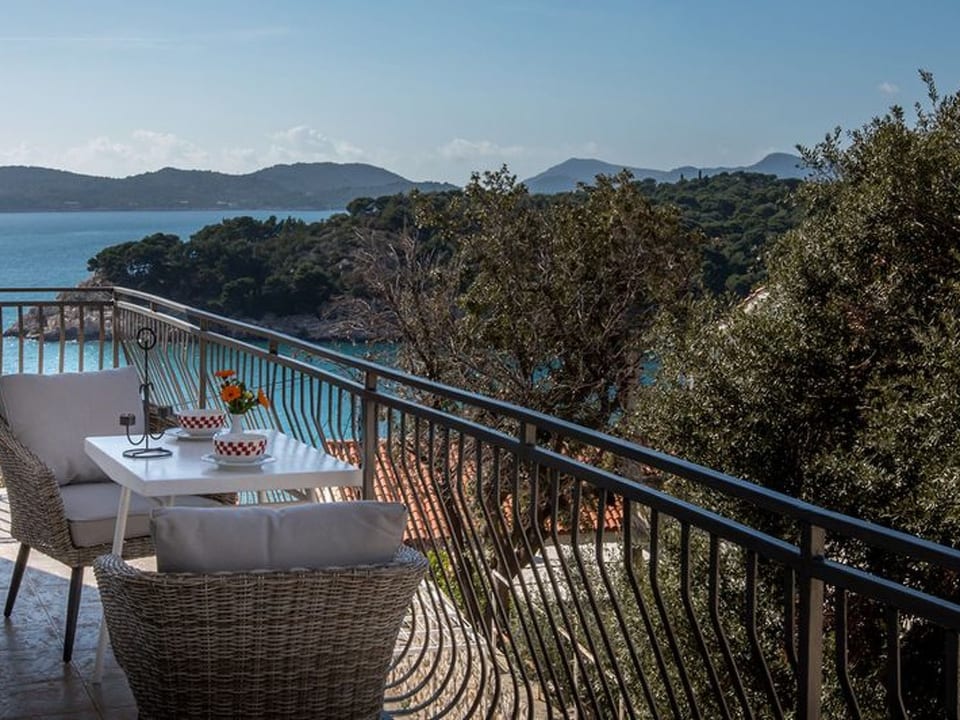 Mélanie C im ersten Stock einer Villa am Strand - Zaton