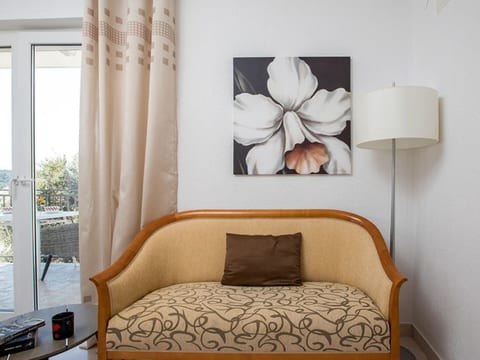 Mélanie C im ersten Stock einer Villa am Strand