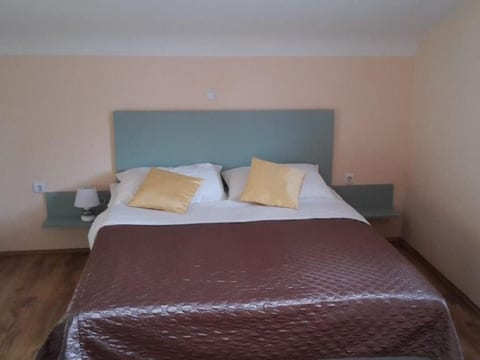 für fünf Personen mit Balkon