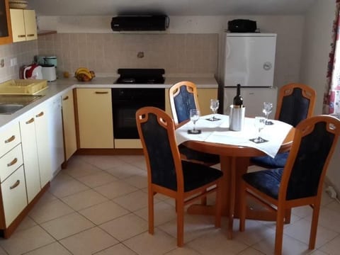 für fünf Personen mit Balkon