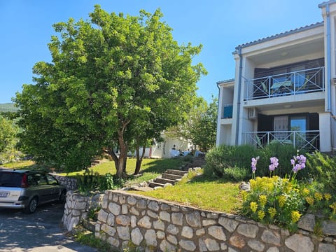 Wohnung auf zwei Etagen mit Terrasse und Balkon