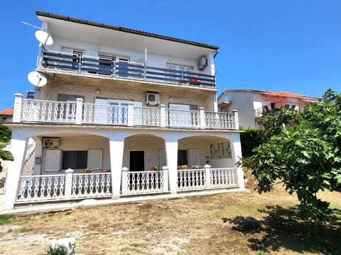 "Pemper Ana" mit Terrasse