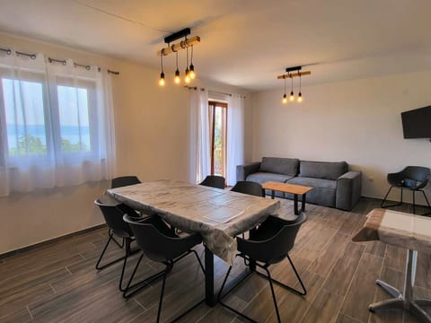 Wohnung in Novi Vinodolski mit Gemeinsamem Garte