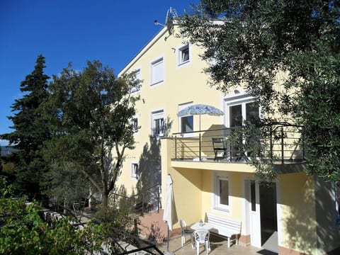 Helle Wohnung in Selce mit Terrasse