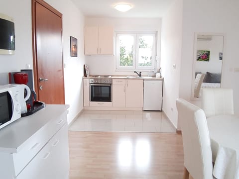 Helle Wohnung in Selce mit Terrasse